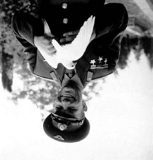 Juri Gagarin mit einer Taube, die ihm
