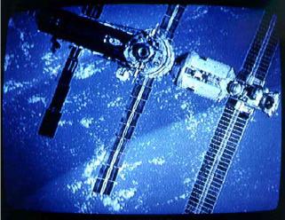 vom Raumschiff Sojus-11 mit der Orbitalstation Saljut im