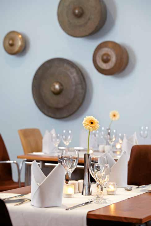 Das Team der Restaurantküche bereitet täglich frische regionale und internationale Spezialitäten zu, die wir Ihnen in dem modernen und eleganten Ambiente des Restaurants servieren.
