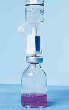 Der Chemoprotect Spike eliminiert Über- oder Unterdruck in der Medikamentenflasche und hält Aerosole wirksam zurück.