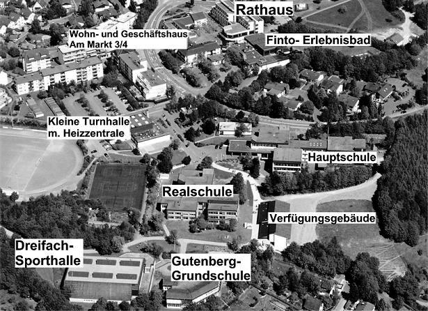 Holzheizwerk in Finnentrop Schulzentrum, Schwimmbad, Rathaus, Wohn-/GeschŠftshaus Holzfeuerung 900 kw (Vorschubrost) Spitzen-/Reservekessel 1.