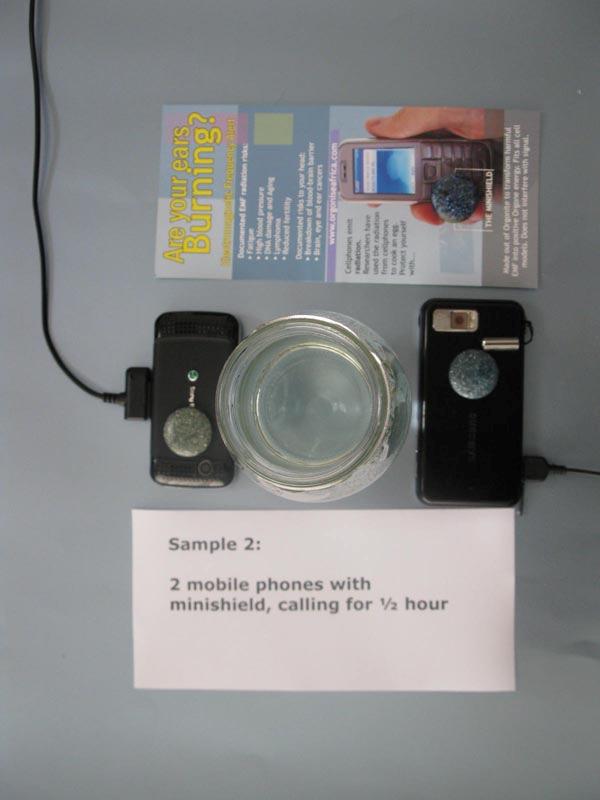 Probe 2: Leitungswasser wurde mit 2 mit den Orgonit-Minischilden bestückten Mobiltelefonen für etwas mehr als eine halbe