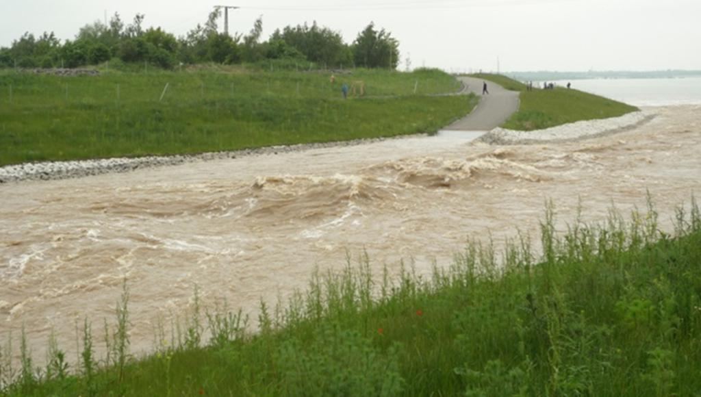 Hochwasserrückhaltewirkung des Zwenkauer Sees im Nebenschluss der Weißen Elster während des Junihochwassers 2013 Hochwassereinlaufbauwerk Zitschen 04.06.2013 (Foto: Stadt Leipzig) Rund 20 Mio.