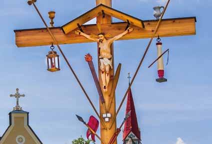 Bauernhaus, 22 Das Arma-Christi-Kreuz ist über acht Meter hoch und