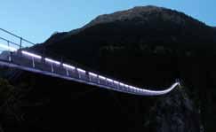 Auf einer Höhe von 110 Metern führt die Brücke direkt über die Höhenbachschlucht ein Erlebnis, das Sie sich auf gar keinen Fall entgehen lassen sollten.