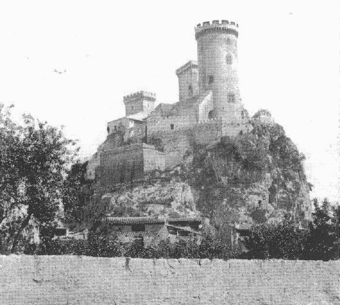 Oben:Auf der Höhe der Burg von Foix, die das verfluchte