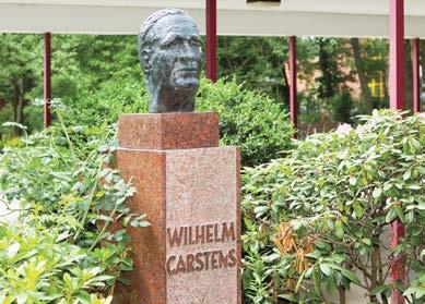 Der 1958 verstorbene Hamburger Unternehmer Wilhelm Anthony Carstens überließ sein Vermögen der Freien und Hansestadt Hamburg für die Errichtung eines Altersheimes im Raum Harburg- Wilhelmsburg.