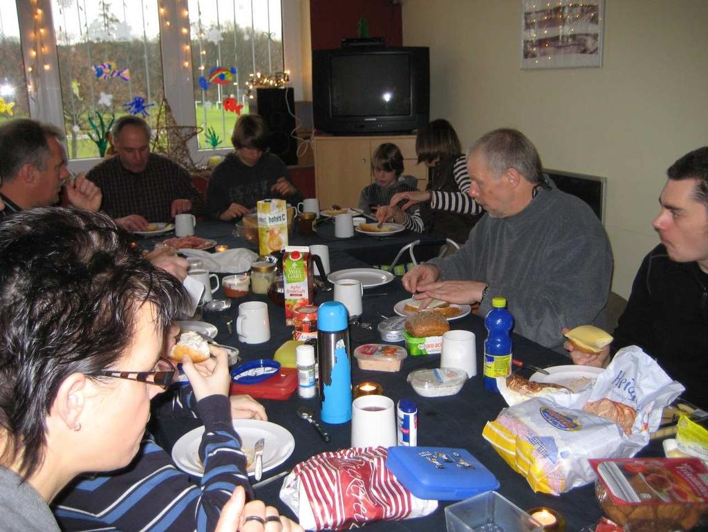 Weihnachtsfrühstück am 24.12. Es ist schon Tradition. Heiligenabendvormittag trifft man sich im Vereinsheim zu einem gemeinsamen Frühstück. Jeder bringt was mit.