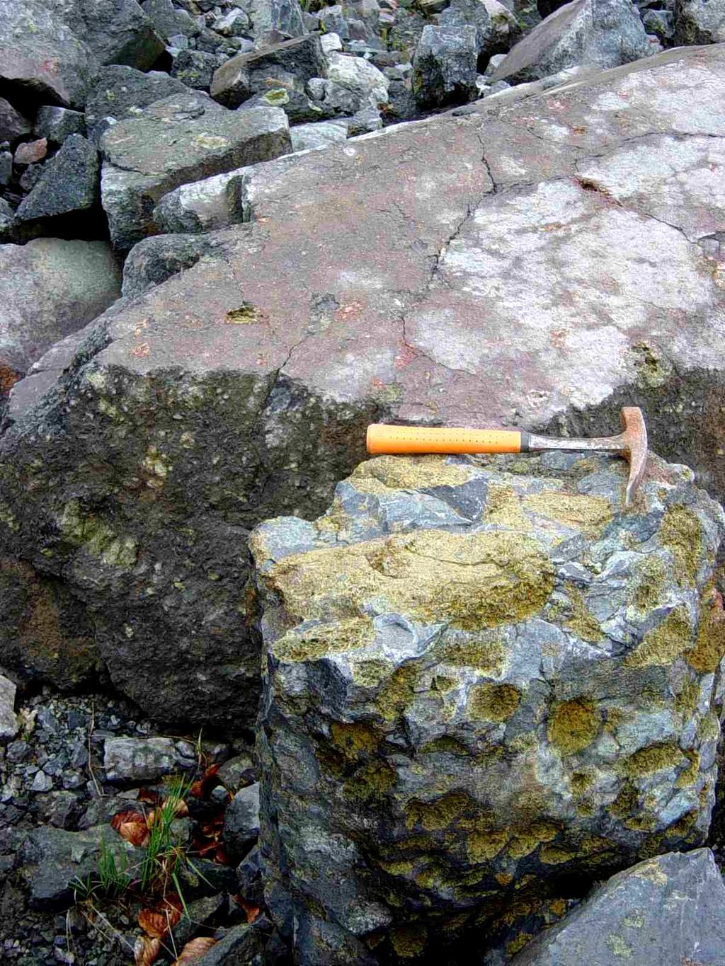 Einen wichtigen Hinweis zur Herkunft des Basaltes liefern die sogenannten Olivinknollen, die in Gonterskirchen in besonders großer Menge im Basalt zu finden sind.