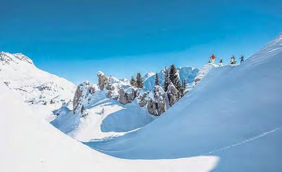 Schneeschuhwandern oder entspanntem Winterwandern. Winterurlaub in den Bergen wird auch bei Nicht-Skifahrern immer beliebter.