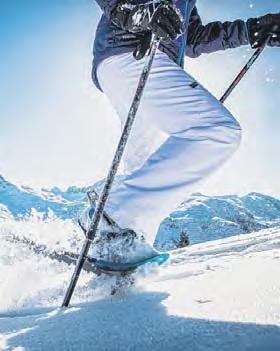 Je nach Fitnessgrad können Wintermover alles mal ausprobieren: Denn die nötige Ausrüstung wie Bekleidung, Schneeschuhe und Schlittschuhe kann man ganz unkompliziert direkt vor Ort ausleihen.
