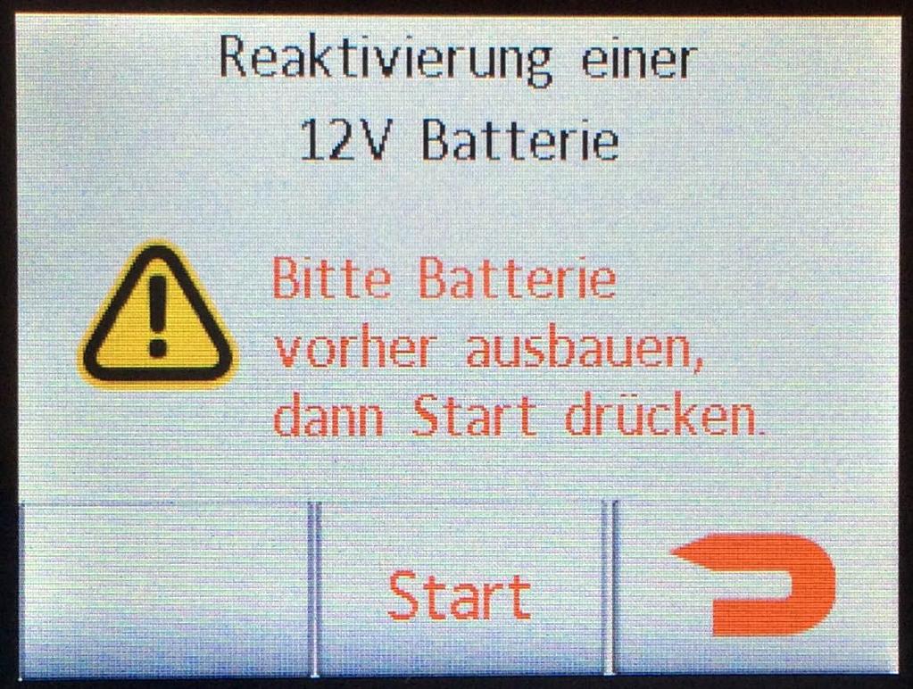 Nach dem Anklemmen der Batterie startet der Service Betrieb und im rechten Teil des Displays erscheinen die Batterie-Nennspannung und der aktuelle Serviceladestrom.