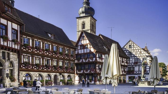 Sehenswürdigkeiten der Stadt gehört u.a. die bezaubernde Altstadt mit ihrer gepflegten Fußgängerzone, dem schönen Rathaus von 1523, der mittelalterlichen Martinskirche und dem schönen Stadtpark.