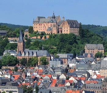 Von weitem zu sehen und nicht zu verkennen: das Landgrafenschloss eindrucksvolle Gebäude mit dem charakteristischen Treppengiebel sollte einst das gewachsene Selbstbewusstsein der Marburger