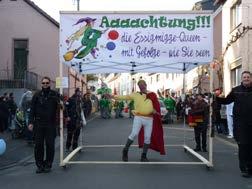 Obwohl der Jubiläumszug in Oestrich seine Schatten im gesamten Rheingau schon voraus warf, kamen viele große und kleine Narren nach Erbach, um zu zeigen, dass sie unseren kleinen,