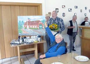 Die Malerin übergab ihr Bild persönlich an den Drager Bürgermeister Hans-Hermann Paulsen. Mit einem Dankeschön und einem Blumenstrauß nahm der Bürgermeister dieses wertvolle Geschenk entgegen.