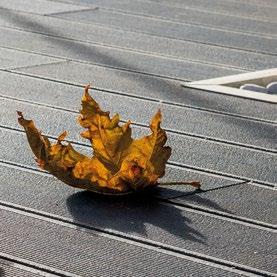 Wir hätten eine so große Terrasse nicht aus einem Material gebaut, dessen Instandhaltung mit einem hohen Aufwand verbunden ist. Familie Sinkkonen installierte 2010 ein UPM ProFi Deck in Steingrau.