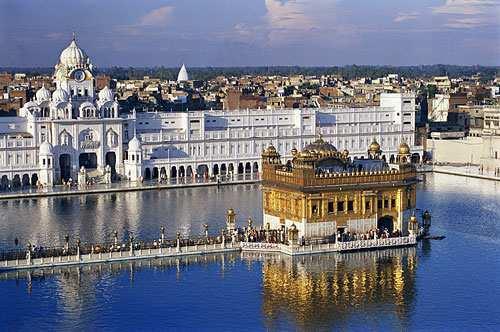 Heilkräfte besitzen soll, erbaut. Sein Sohn, Guru Arjun Dev, baute einen Tempel mitten in den See. Später wurde er von Maharaja Ranjit Singh vergoldet.