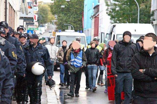 Die Polizei hinderte Passanten daran, sich dem Demonstrationszug zu