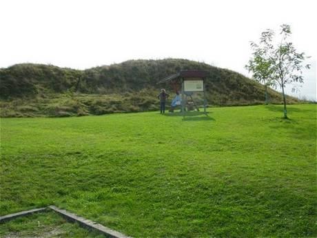 05.Oktober 2009 - Besuch des Hügelgrabes und des Heimatmuseums in Leubingen bronzezeitliches Hügelgrab von Leubingen.