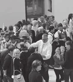 Im Anschluss an den Festgottesdienst lud der Pfarrgemeinderat die Festgemeinschaft zum Aperitif am Kirchplatz ein.