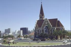 Namibias Hauptstadt hat mit ihrer lebendigen Vielfalt an afrikanischen und westlichen Kulturen und den alten deutschen Kolonialgebäuden ein besonderes Flair.