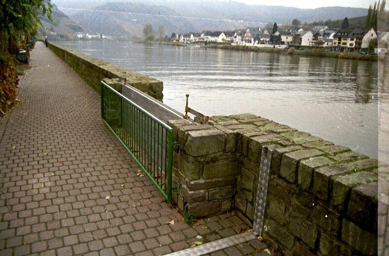 Zell/Mosel Hochwasserschutz Zell Mosel Überflutung des Ortskerns auch bei kleineren HW - Ereignissen VG Zell Cochem - Zell StAWA Koblenz Ing.