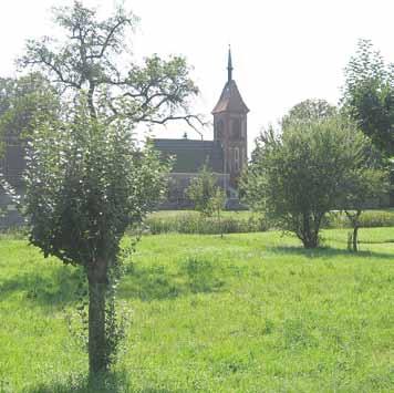 In Gruhno gibt es noch viele alte Gebäude wie z. B. ein 1848 gebautes unter Denkmalschutz stehendes Fachwerkhaus. Ein schöner Anblick ist auch die Kirche mit Friedhof inmitten des Dorfes.