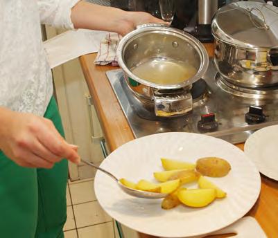Kartoffeln waschen, halbieren und in einem Topf mit Wasser kochen. 3.