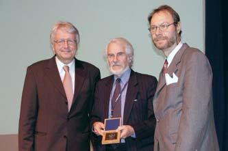 Ehrungen Helmholtz Medaille für Prof. Frank J. Fahy Auf der Eröffnungsfeier zur DAGA 2008 am 11. März 2008 überreicht der Präsident der DEGA, Prof.