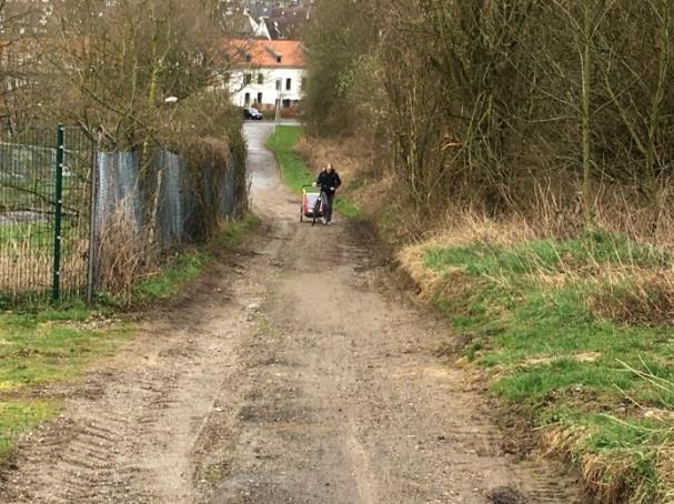 räumlich begrenzten Trassenkorridors am Bahndamm sehr schwierig umsetzbar.