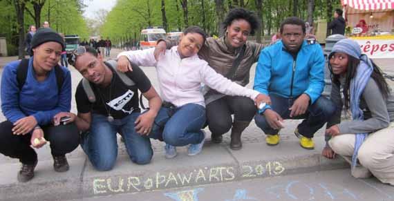 JAHRESBERICHT 2013 EUROPAWÄRTS Im Januar 2013 haben sich vier junge Frauen und zwei junge Männer aus unterschiedlichen Städten und Dörfern Südafrikas auf den Weg nach Europa- genauer gesagt Dresden -