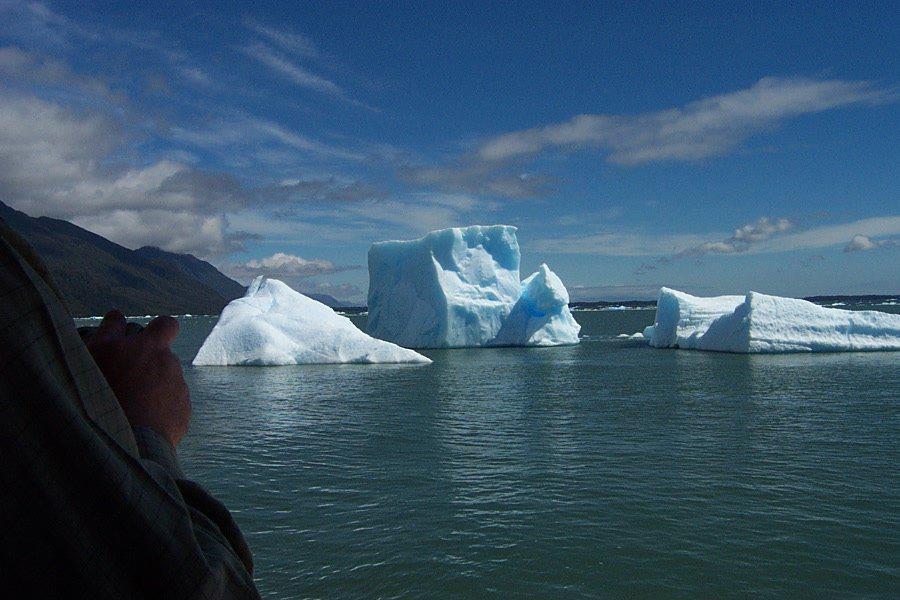 Die Fahrt im Boot entlang der mächtigen, bis zu 50m hohen Eiswand ist ein unbeschreibliches Erlebnis.