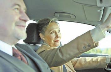 Oft können ältere Autofahrer weiter sicher unterwegs sein, wenn sie gesundheitliche Probleme behandeln lassen - wie einen erhöhten Blutzuckerspiegel oder den grauen Star.