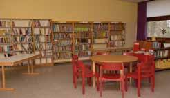 Bücherei jetzt im HTW Trakt der Schule Es soll weitergehen - Gemeindebücherei in neuen Räumen (fl)schon gleich nach der Schließung des Wichernhauses hat sich der Kirchengemeinderat um eine