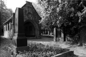 Der Bezirksrat Linden-Limmer hat auf vielfältige Wünsche und Anfragen reagiert und von der Hannoverschen Friedhofsverwaltung gefordert, den Bergfriedhof wieder für Urnenbeisetzungen zu öffnen.