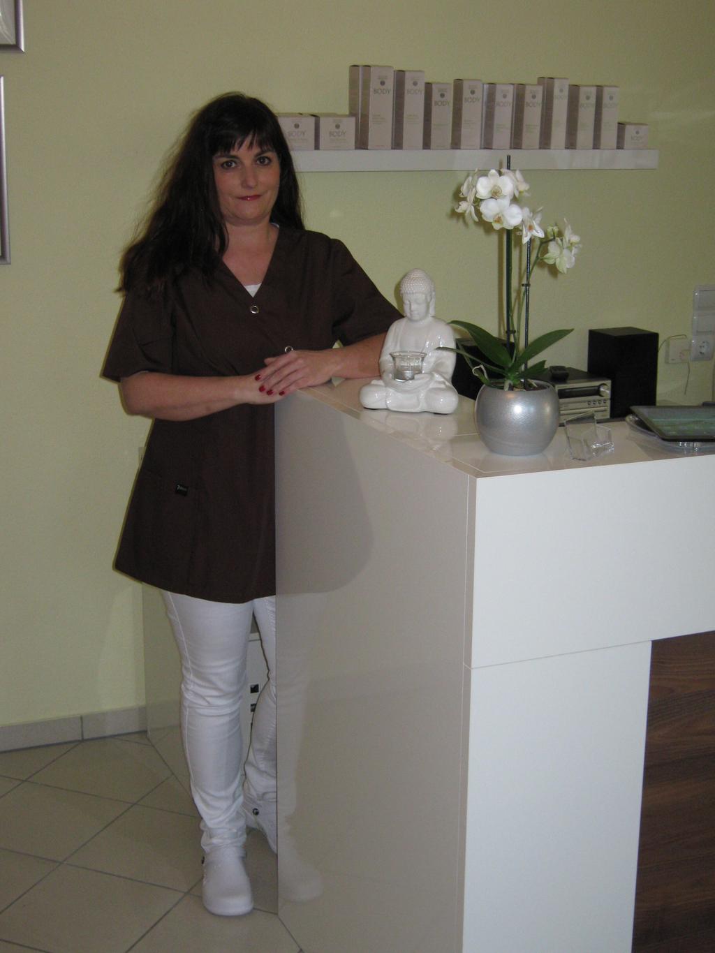 Heike Rißdorf Ich bin gelernte Friseurin, staatliche geprüfte Kosmetikerin mit dem Schwerpunkt Onkokosmetik und arbeite nach neusten kosmetischen Standards.