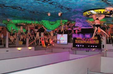 Seite 6 Ausgabe 7 I 15. Februar 2017 Rund 500 begeisterte Badegäste feiern Disco-Pool-Party vergangenen Samstagabend der Aqua- Park bei seiner Disco Pool Party.