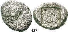 , hält Lorbeerzweig und Schale, davor Omphalos und Amphora, Monogramm, das Ganze im Lorbeerkranz. SNG Aul.1660vgl.; BMC 13. hervorragender Stil.