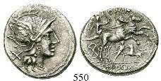 Minucius Augurinus auf Säule zwischen Togatus mit linkem Fuß auf Modius sowie Togatus mit Lituus. Cr.243/1.