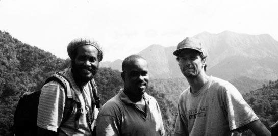 Durand, Winston und Reillo auf dem Morne Prosper, Dez. 2000. Im Hintergrund sind die Grand Soufriere Hills und der Morne Gouverneur zu sehen.