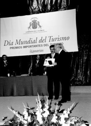 Loro Parque erhält den Preis Importante del Turismo 2000 Loro Parque wurde mit einem der wichtigsten Preise ausgezeichnet, welche die autonome Regierung der kanarischen Inseln auf dem Gebiet des