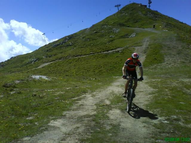 Von dort aus fahren wir, wie von Siggi Hügler empfohlen, nicht den ausgeschriebenen Bike-Weg weiter sondern auf dem Wanderweg steil bergab bis nach Churwalden.