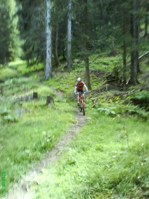 Daniel auf dem rutschigen Trail kurz vor Churwalden Sonntag 3.8. Wieder ein sonniger Morgen. Gut gelaunt aber etwas träge starten wir zum Parpaner Rothorn.