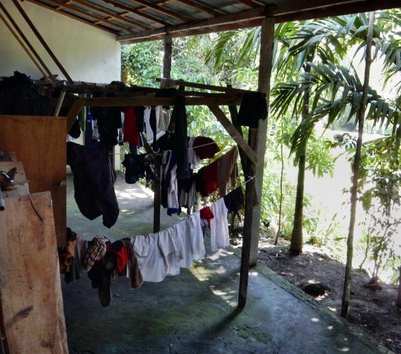 Projekt: DESAWAN ORPHANAGE, Bali, Indonesien Betreute Kinder: Total 38 Wer hat wohl all die Wäsche gereinigt und aufgehängt.