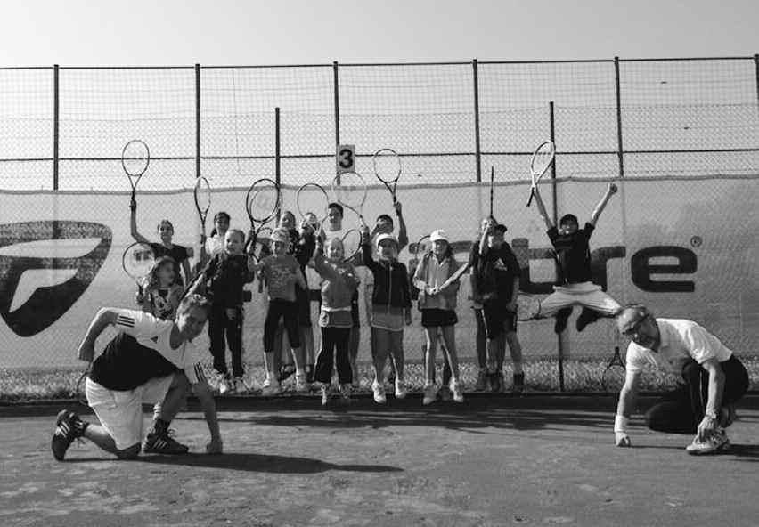 Osterferien-Camp für Groß und Klein Viel Tennis, viel Bewegung und viele gemeinschaftliche Aktivitäten erwarteten die sechzehn Kids beim diesjährigen Oster-Tennis-Feriencamp. Jeden Tag von 10.