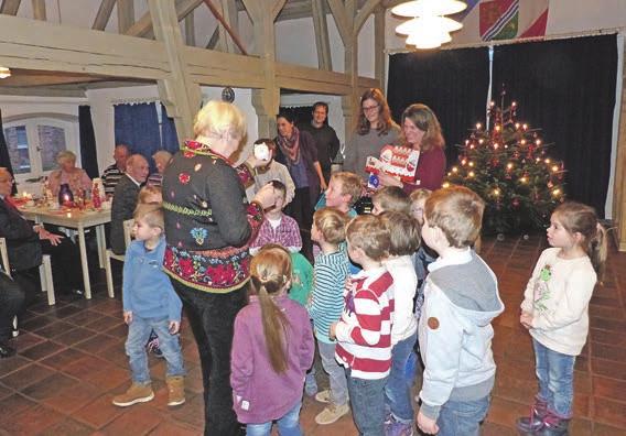 gestaltete kleine Lieder ein. Weihnachtslieder gehören ja ohnehin zu unserem Repertoire, sagt Kindergartenleiterin Tanja Nirmaier, Gedichte und kleine Spiele üben wir drei-, viermal in der Woche.