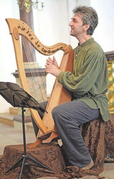 In der Schlosskirche präsentiert er Lieder und Geschichten zur Harfe aus der Feder des wohl berühmtesten Minnesängers des Mittelalters: Walther von der Vogelweide.