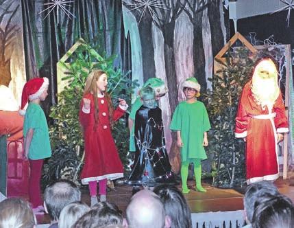 Und dann kommt die Weihnachtsfrau (Ida) angesaust sie hat gerade vom Kobold gehört, dass ihr Weihnachtsmann auf der Suche nach dem schönsten Weihnachtsbaum in den verbotenen Wald geraten und in den