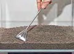 Das Lavagranulat verhindert das Absinken der Steine durch den späteren Bodengrund (Soil), der nur